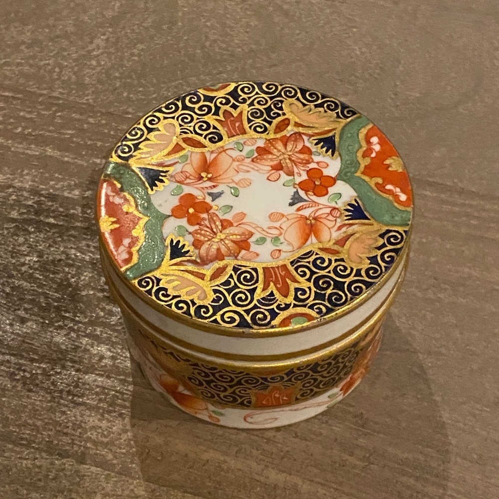 Stunning porcelain floral hand painted trinket or jewelry box with lid - Picture 3 of 9